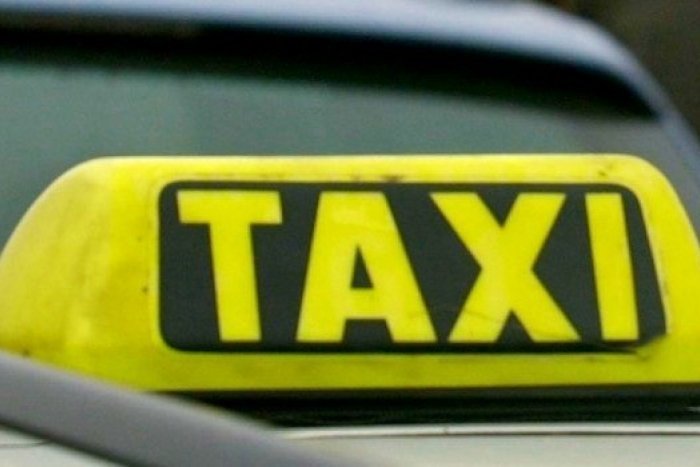 Ilustračný obrázok k článku Bitka o taxík: Zúrivý zákazník udieral a kopal, dvojica držala Trenčana na zemi
