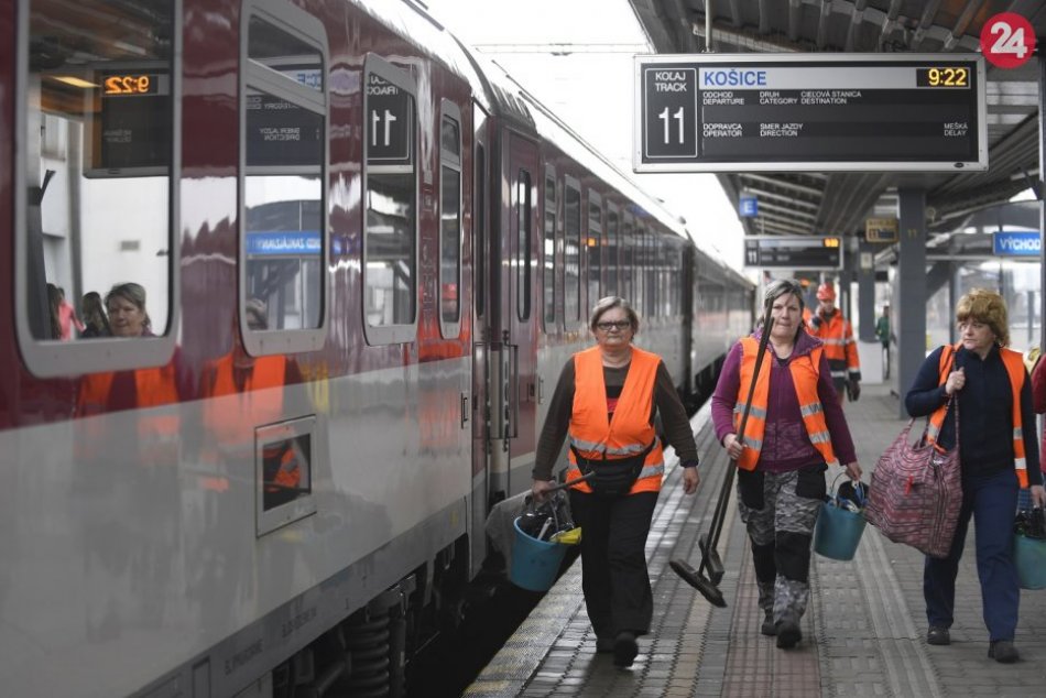 Ilustračný obrázok k článku Železnice pridávajú vozne na vybrané vlaky, pred sviatkami posilnia spoje
