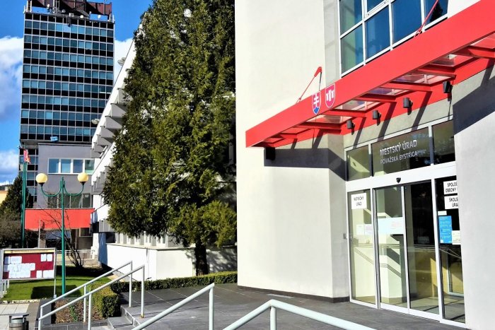 Ilustračný obrázok k článku Považskobystrické opatrenia: Deti na radnicu nepustia, slávnosti sa rušia