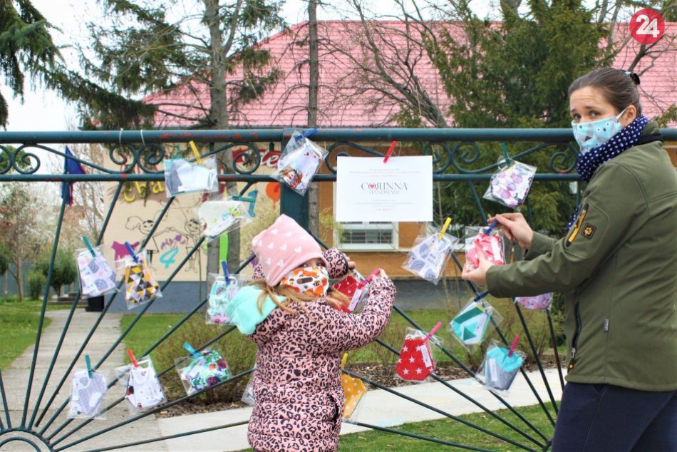 Ilustračný obrázok k článku FOTO: Slováci vešajú na ploty rúška a ponúkajú ich susedom zadarmo