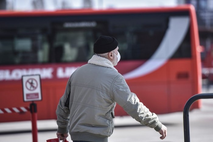Ilustračný obrázok k článku Najrizikovejšia skupina dostane rúška: Mesto ich rozdáva seniorom nad 65 rokov