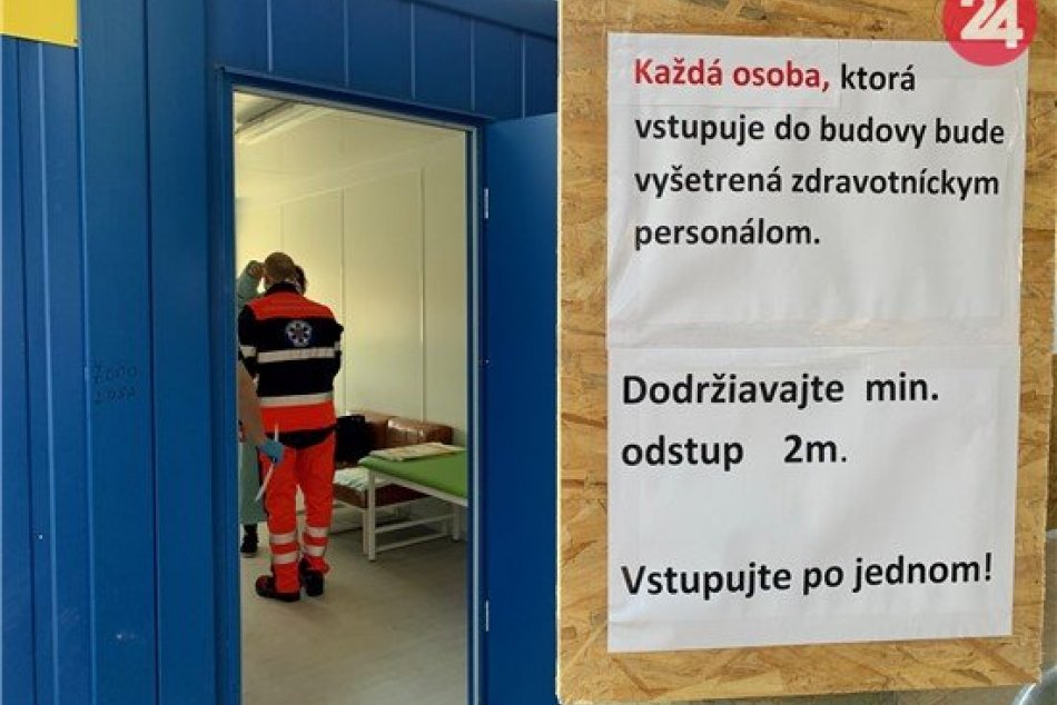 Ilustračný obrázok k článku Detská nemocnica v Bystrici pritvrdila: Triedi prichádzajúcich pacientov aj personál