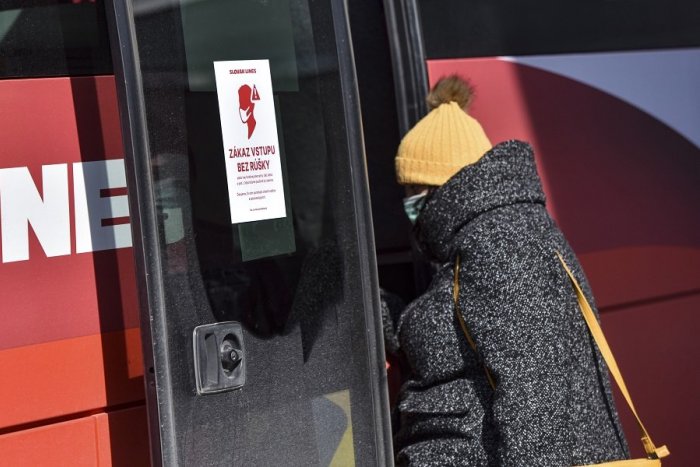Ilustračný obrázok k článku Rúška pre ľudí v prvej línii: ŽSK ich rozdáva cestárom i vodičom autobusov