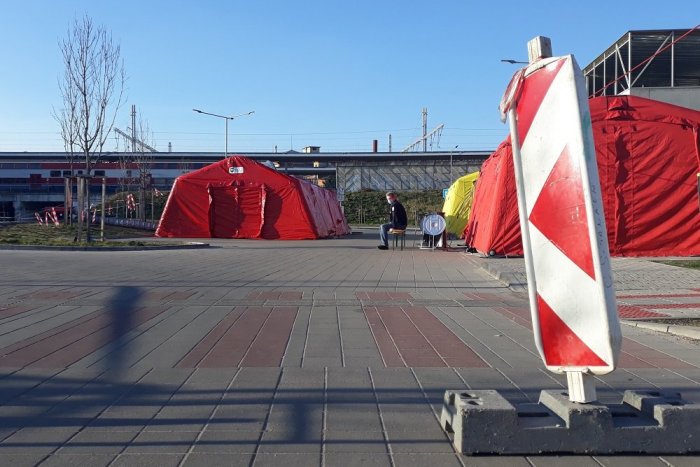 Ilustračný obrázok k článku Nie, neskúšajte to. Filtračný stan pri nemocnici neslúži na testovanie koronavírusu