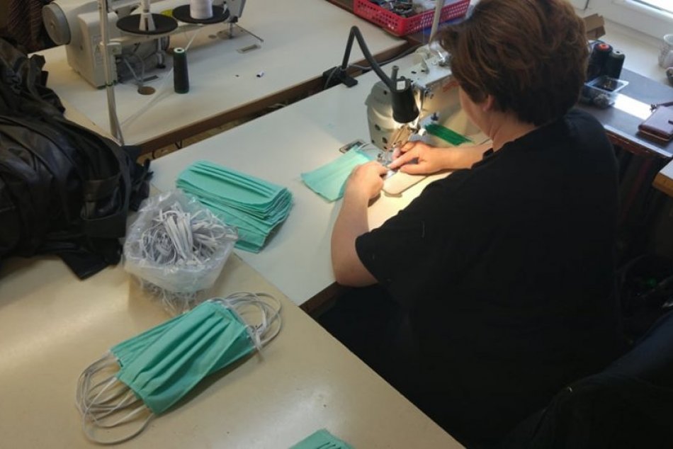 Ilustračný obrázok k článku Mesto začne distribuovať rúška seniorom: Hľadá dobrovoľníkov