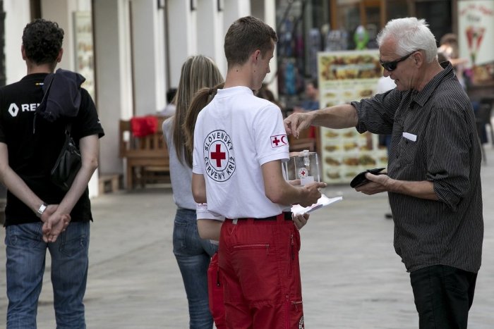 Ilustračný obrázok k článku Do boja proti nákaze vyrazil aj Červený kríž: Šaľanom rozdajú tisíce rúšok