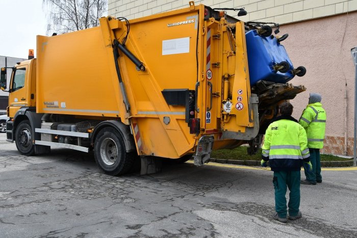 Ilustračný obrázok k článku Veľká noc mení vývoz odpadu: ROZPIS považskobystrických smetiarov