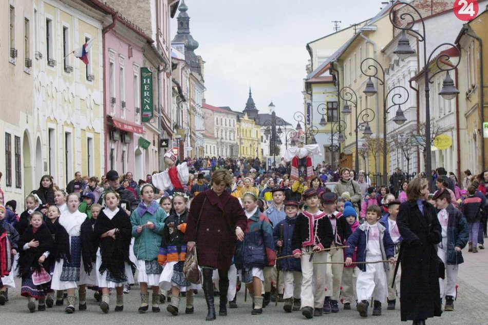 Ilustračný obrázok k článku Dobové FOTO vítania jari v Bystrici: Nechýbali folkloristi ani masový SPRIEVOD s Morenou