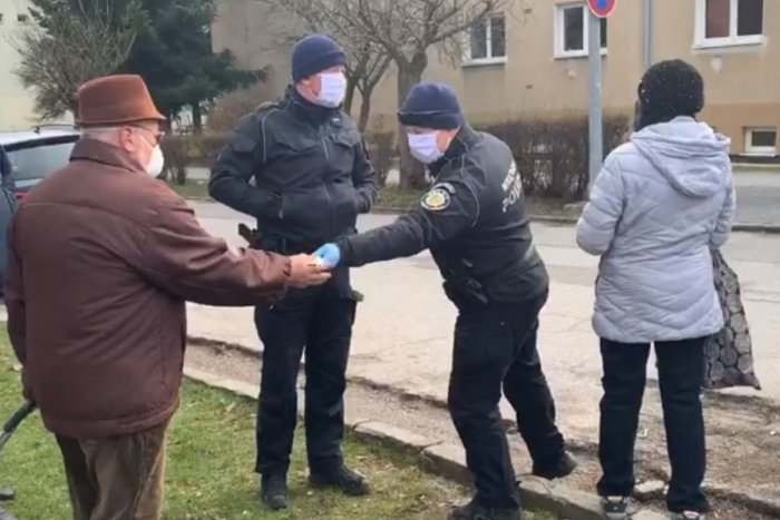 Ilustračný obrázok k článku Bystričanom rozdávajú rúška: Mestská polícia vyzýva seniorov aj megafónom, VIDEO