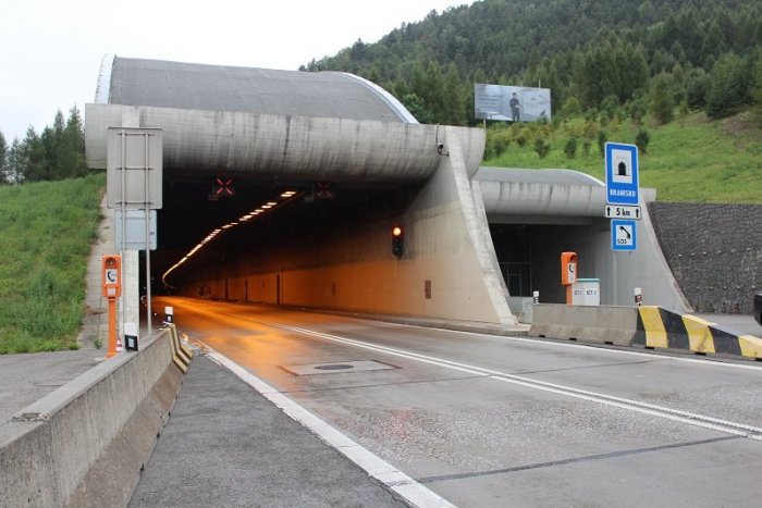 Ilustračný obrázok k článku Východný portál tunela Branisko pre nehodu uzavreli, na mieste sú hasiči