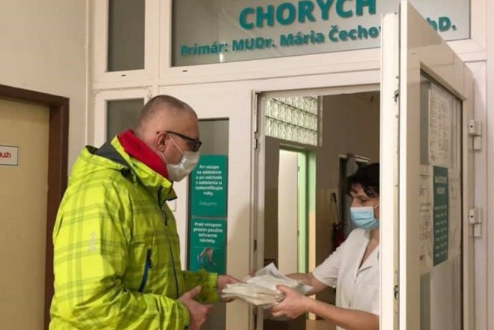 Ilustračný obrázok k článku Koronavírus: Mesto Hlohovec roznáša ochranné rúška najzraniteľnejším z nás