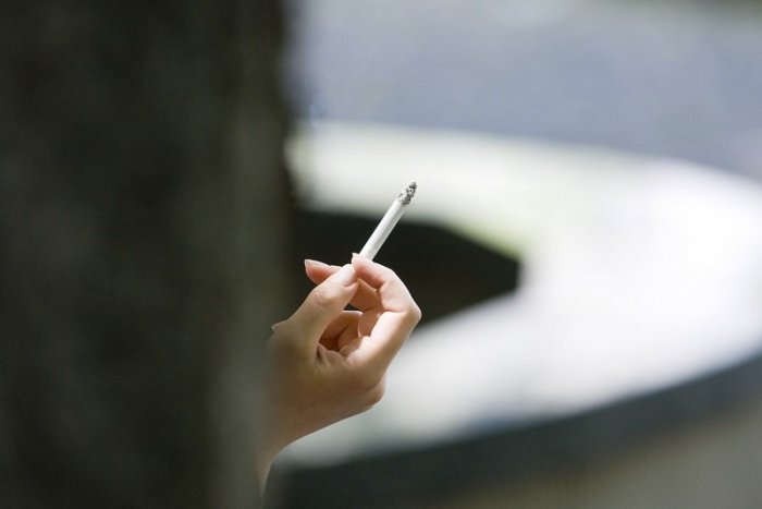 Ilustračný obrázok k článku Mladá žena mu odmietla dať cigaretu: Reakcia dostala Prievidžana do rúk polície