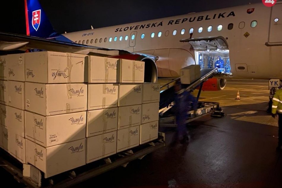 Ilustračný obrázok k článku Vládny špeciál doviezol 100-tisíc respirátorov. Sú pre zdravotné sestry a lekárov