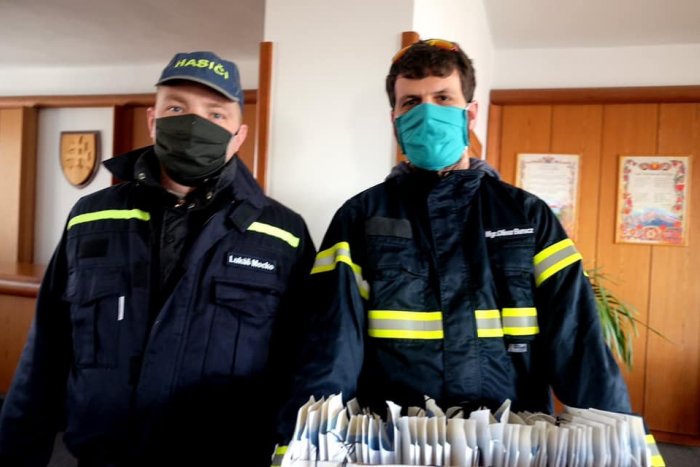 Ilustračný obrázok k článku Trnovčanom už rozdali vyše 1600 rúšok: Pomáha starosta aj hasiči