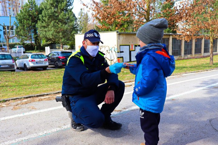 Ilustračný obrázok k článku Zábery zo Žiliny: Mestskí policajti rozdávajú rúška v uliciach