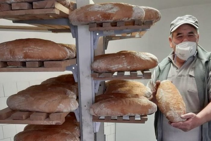 Ilustračný obrázok k článku Čo na tom, že je dôchodca! Zakúril v peci a upiekol chlieb pre ľudí v karanténe