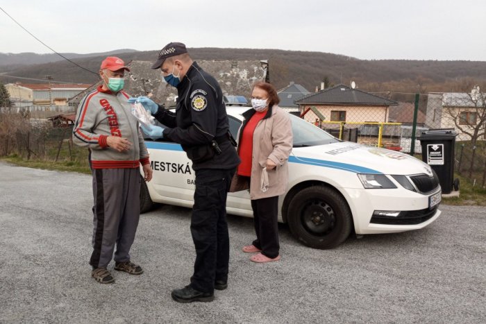 Ilustračný obrázok k článku Zásadný krok v ťažkej dobe: Bystrickí mestskí policajti prijali posily