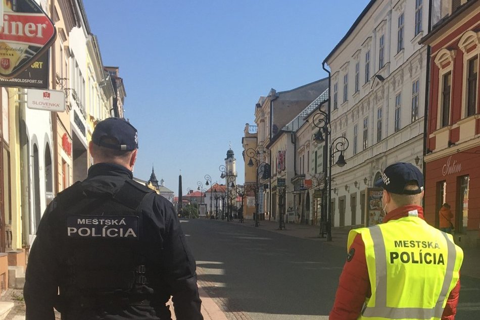 Ilustračný obrázok k článku Bystričania porušujú mimoriadne opatrenia. Čo najčastejšie riešia mestskí policajti?