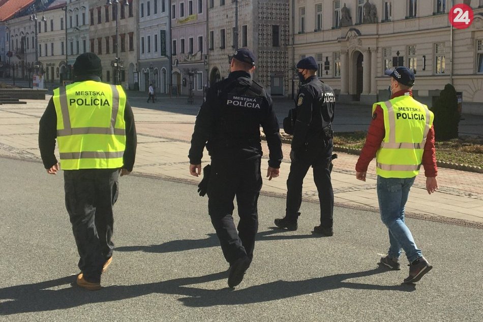 Ilustračný obrázok k článku Nové posily v teréne: Bystricu strážia kombinované hliadky mestskej polície, FOTO