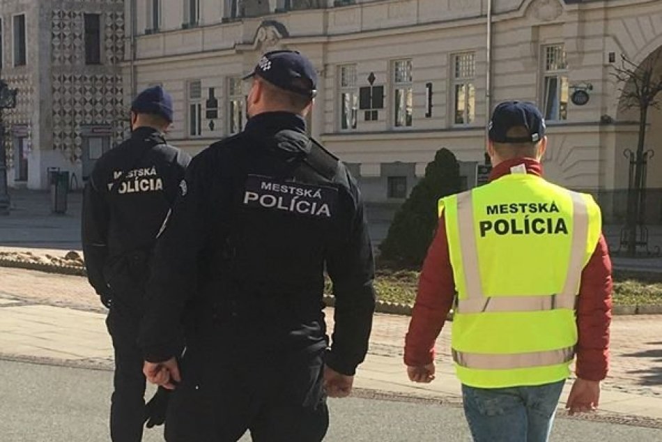 Ilustračný obrázok k článku Nové tváre v uniformách: Mestská polícia v Bystrici získala posily, FOTO