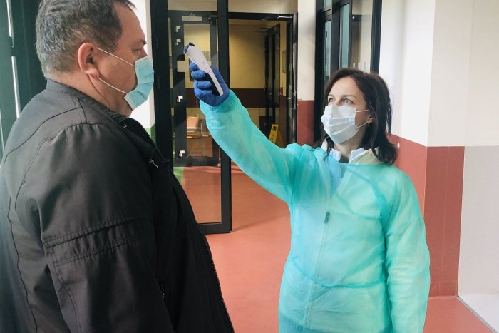 Ilustračný obrázok k článku V stanoch pred nemocnicou v Šaci budú odoberať vzorky na testovanie koronavírusu