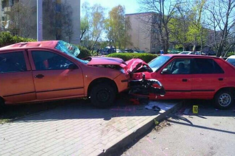 Ilustračný obrázok k článku Šialená jazda skončila nehodou: Vodič zdemoloval päť áut, FOTO