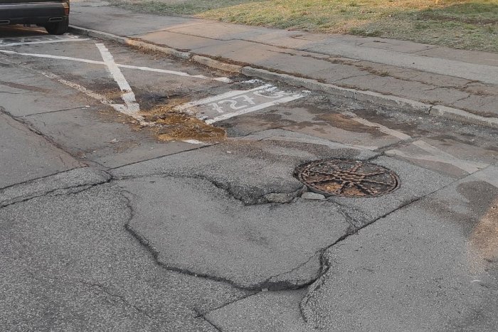 Ilustračný obrázok k článku Rozbitá cesta v centre mesta: Radnica oznámila termín opravy