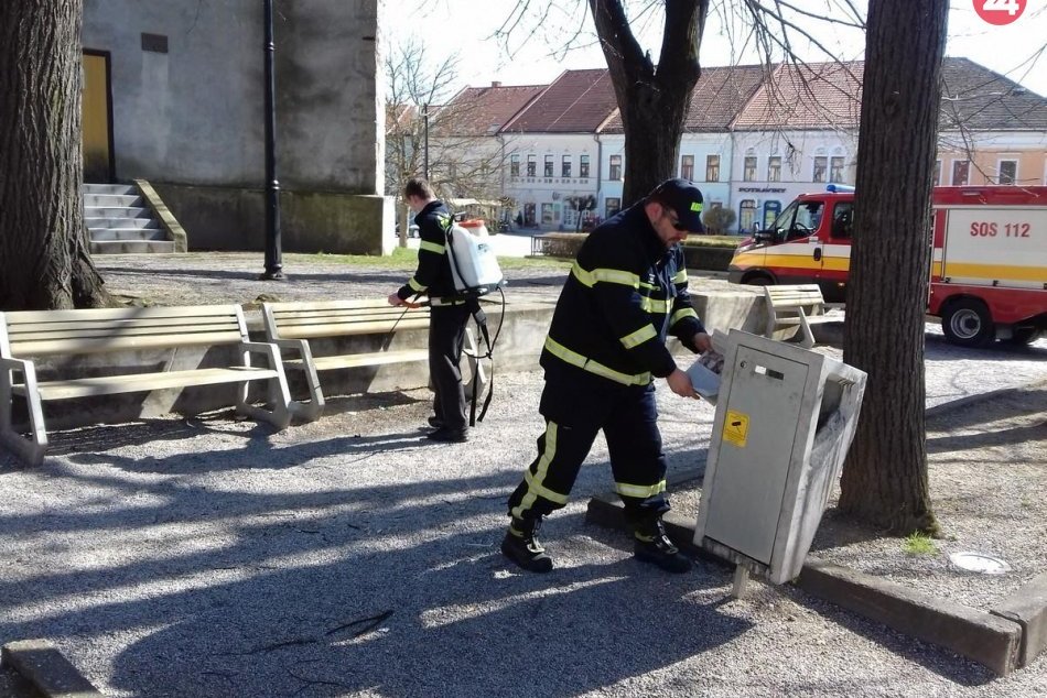 Ilustračný obrázok k článku Dobrovoľní hasiči z Rožňavy v akcii: Dezinfikovali mesto, FOTO