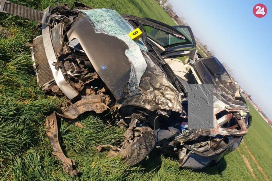 Ilustračný obrázok k článku Tragédia na cestách: Auto vpálilo do stromu, vodič nehodu neprežil