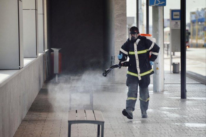 Ilustračný obrázok k článku Pustili sa do toho dobrovoľní hasiči: V Prešove začala prebiehať dezinfekcia, FOTO