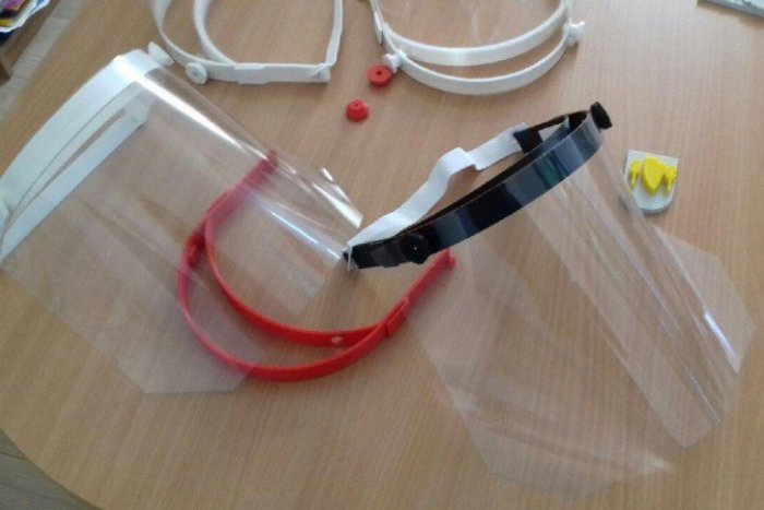 Ilustračný obrázok k článku 3D tlačiarne sa nezastavia: Ochranné štíty pre zdravotníkov vyrábajú aj v Šali