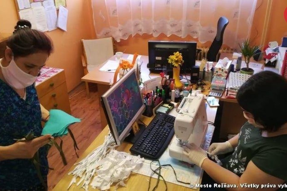 Ilustračný obrázok k článku V kancelárii šijací stroj: Terénne sociálne pracovníčky sa pustili do výroby rúšok, FOTO