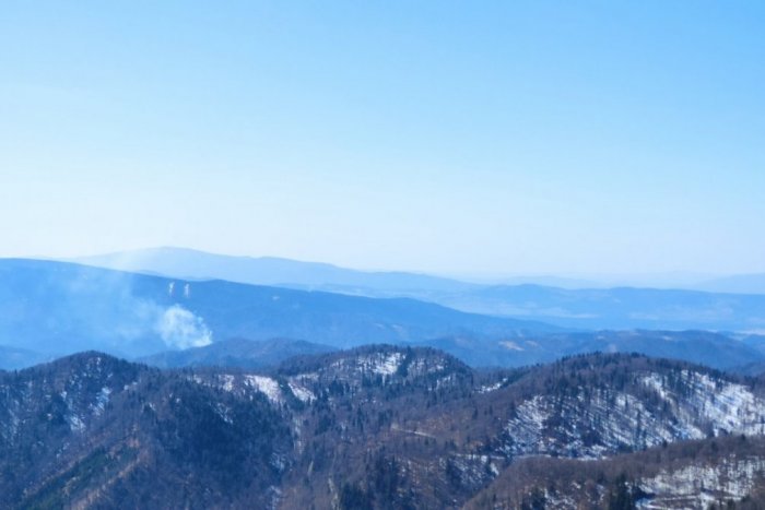 Ilustračný obrázok k článku Takmer 90 hasičov v plnom nasadení: Pri rozsiahlom požiari im pomáha aj vrtuľník a dron