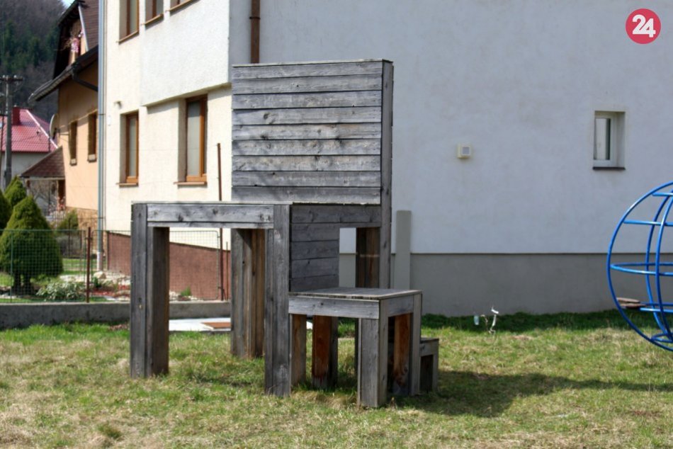 Ilustračný obrázok k článku Nevšedný výtvor v obci pri Bystrici: Na túto stoličku sa zmestí celá rodina, FOTO