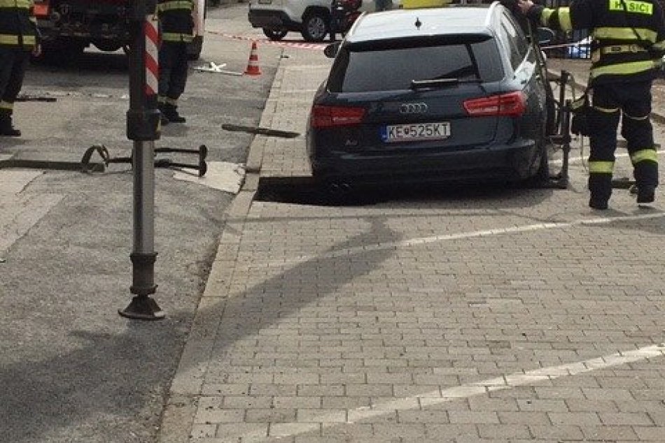 Ilustračný obrázok k článku Hrôzostrašná diera na Hradbovej! Pod "audinou" sa prepadla zem, FOTO