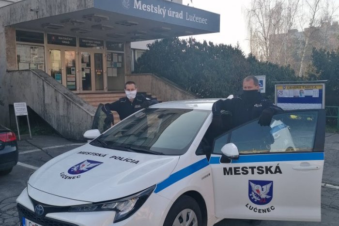 Ilustračný obrázok k článku Mestskí policajti v Lučenci s novou posilou: V práci im pomôže hybridné vozidlo