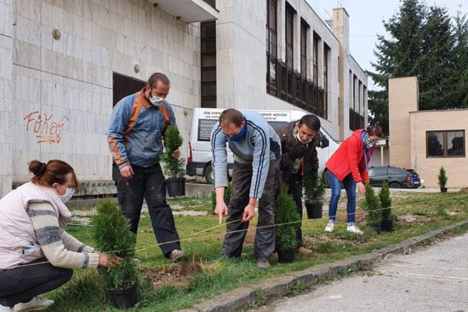 Ilustračný obrázok k článku Actores sa pustil do práce: Divadelné dosky vymenili za rýle a krompáče, FOTO