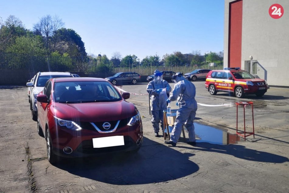 Ilustračný obrázok k článku Z auta ani na krok: Nitrianski hasiči zriadili dočasné drive-in odberné miesto, FOTO