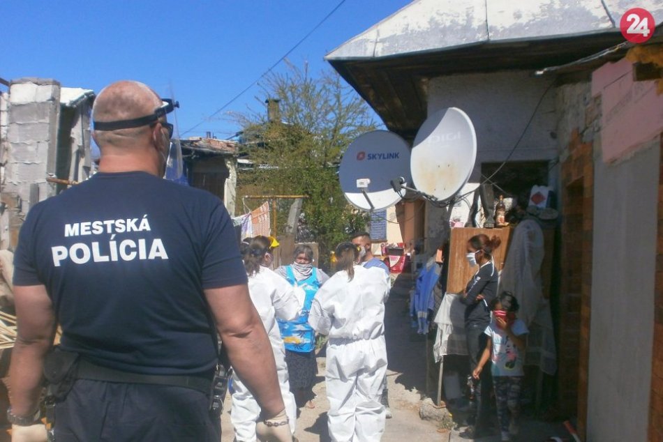 Ilustračný obrázok k článku Bystrica nezabudla ani na Rómov: Rúška putovali do 4 osád, FOTO