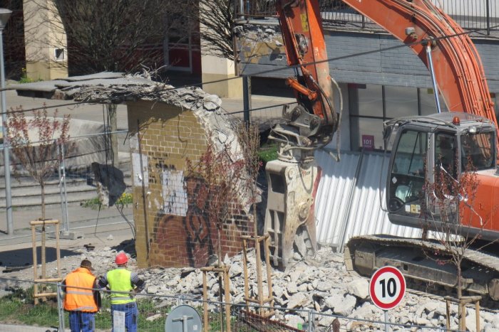 Ilustračný obrázok k článku Na Šváboch už búrajú starú rampu, ktorá sa prepadla: Mesto začne s výstavbou novej