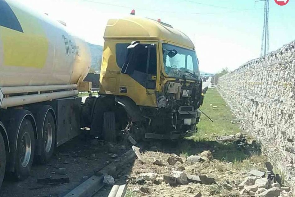 Ilustračný obrázok k článku Nehoda na D1 blízko Považskej: Vodič kamióna so zranením, FOTO