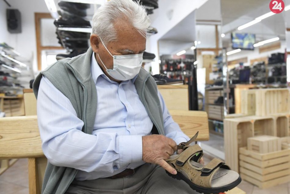 Ilustračný obrázok k článku Slováci sa vybrali do obchodov: Oblečenie si nevyskúšate, topánky však áno