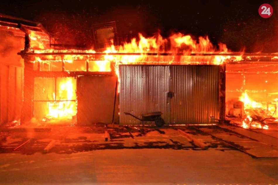 Ilustračný obrázok k článku Rozsiahly požiar drevovýroby na Považí: Profesionálom pomáhali aj dobrovoľníci, FOTO