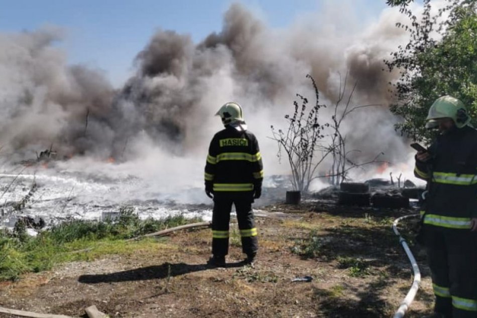 Ilustračný obrázok k článku Oheň vo Vrakuni sa rozšíril na autovrakovisko: V akcii je už vyše 80 hasičov, FOTO