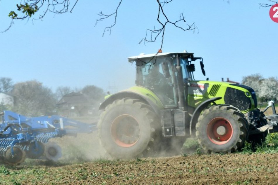 Ilustračný obrázok k článku Traktorista to zobral cez obec bez značiek: Za 3 promile mu hrozí rok väzenia