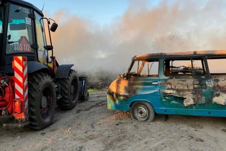 Ilustračný obrázok k článku Autentické ZÁBERY z Vrakune: Hasiči bojovali s ohňom takmer deň
