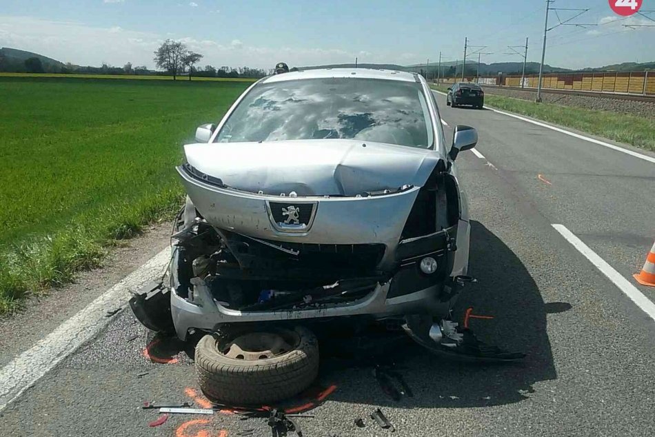 Ilustračný obrázok k článku Nehoda troch vozidiel v Trenčianskom okrese: Zranení skončili v nemocnici, FOTO
