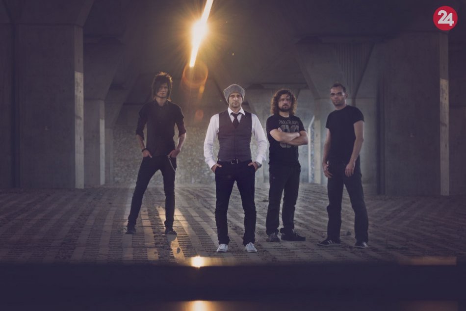 Ilustračný obrázok k článku Nitrianska kapela Alone má nový videoklip: Natáčali ho v neďalekom kaštieli