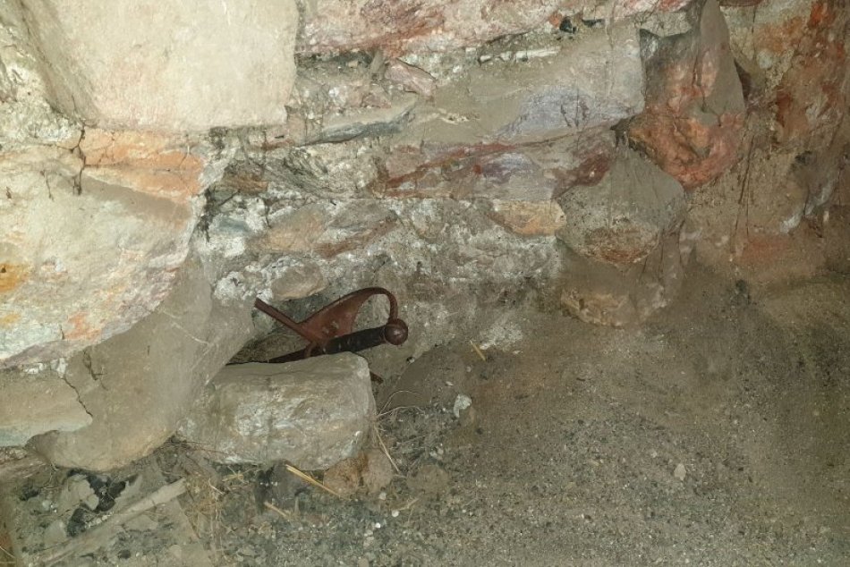 Ilustračný obrázok k článku Nečakaný nález v jelšavskom kaštieli: Podaril sa robotníkom, FOTO