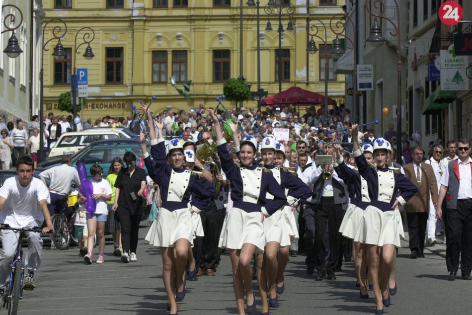 Ilustračný obrázok k článku Pamätáte, aký bol máj v roku 2000? Bystrica zažila aj sprievod k Pamätníku SNP, FOTO